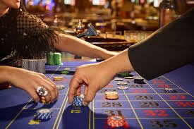Antarmuka aplikasi yuk69 menampilkan meja live-dealer dengan dealer profesional